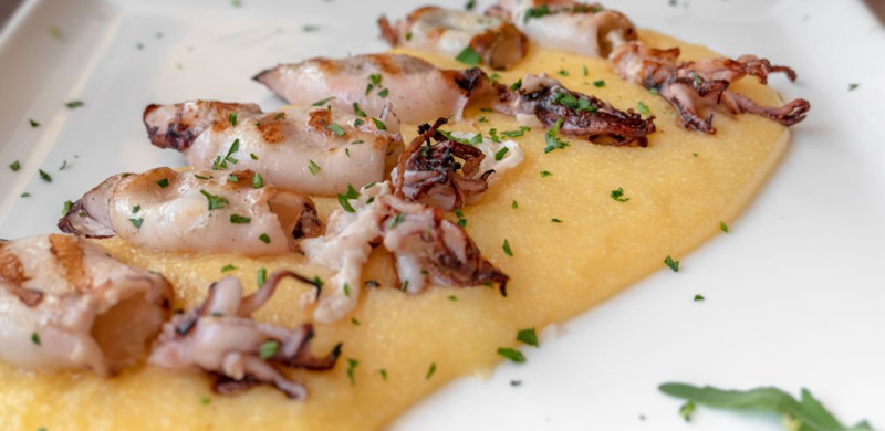 POLENTA IMPIATTATA CON LARDO CROCCANTE E SPEZIE